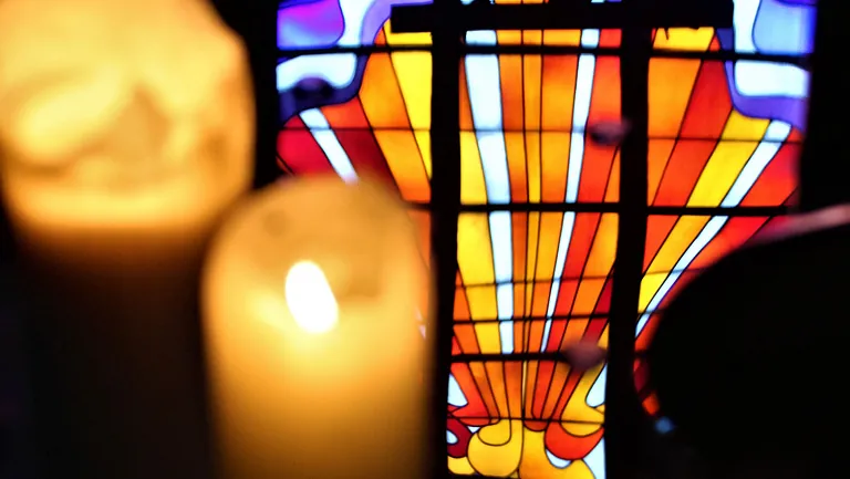 Kerzen und Altarfenster