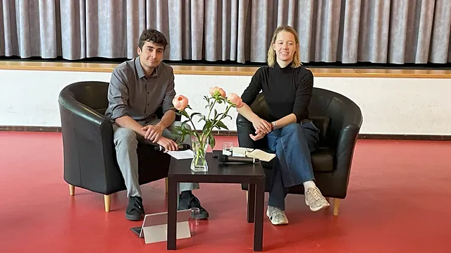 Foto von Interview von Carla Reemtsma durch Yassin Handke