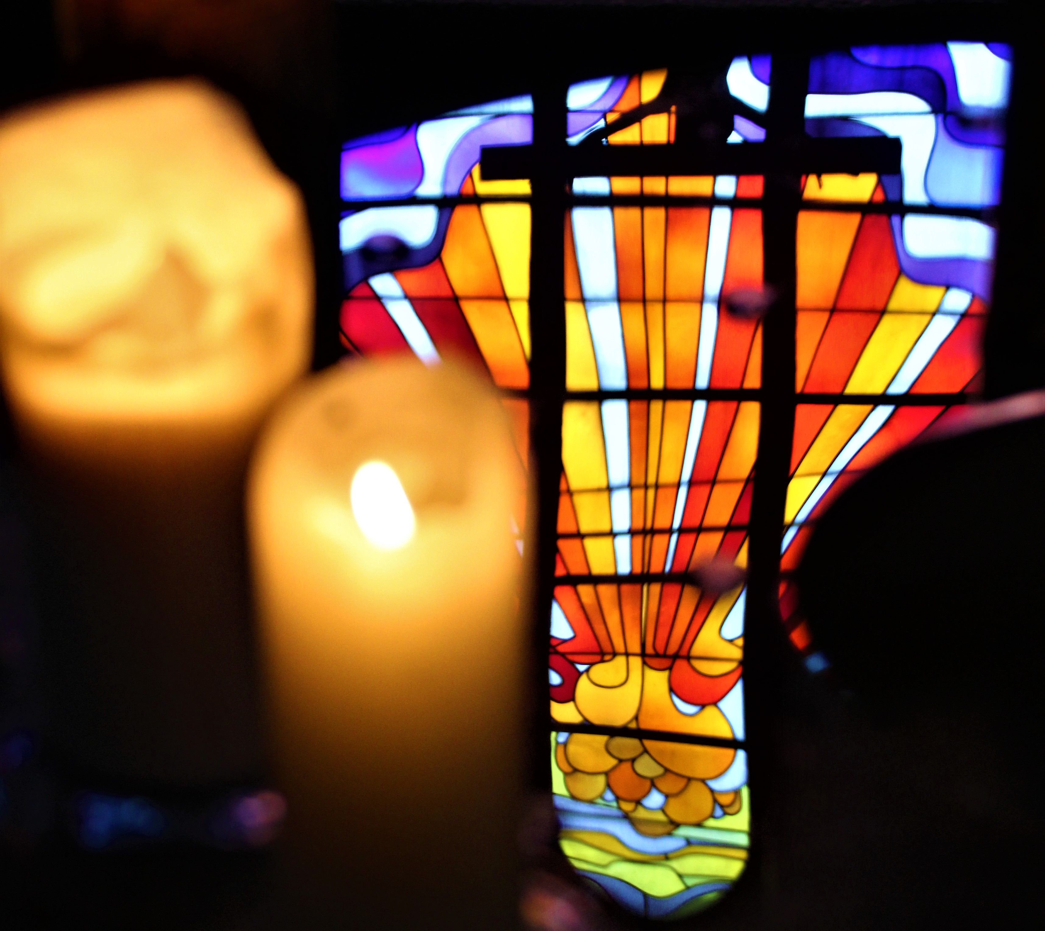 Kerzen und Altarfenster
