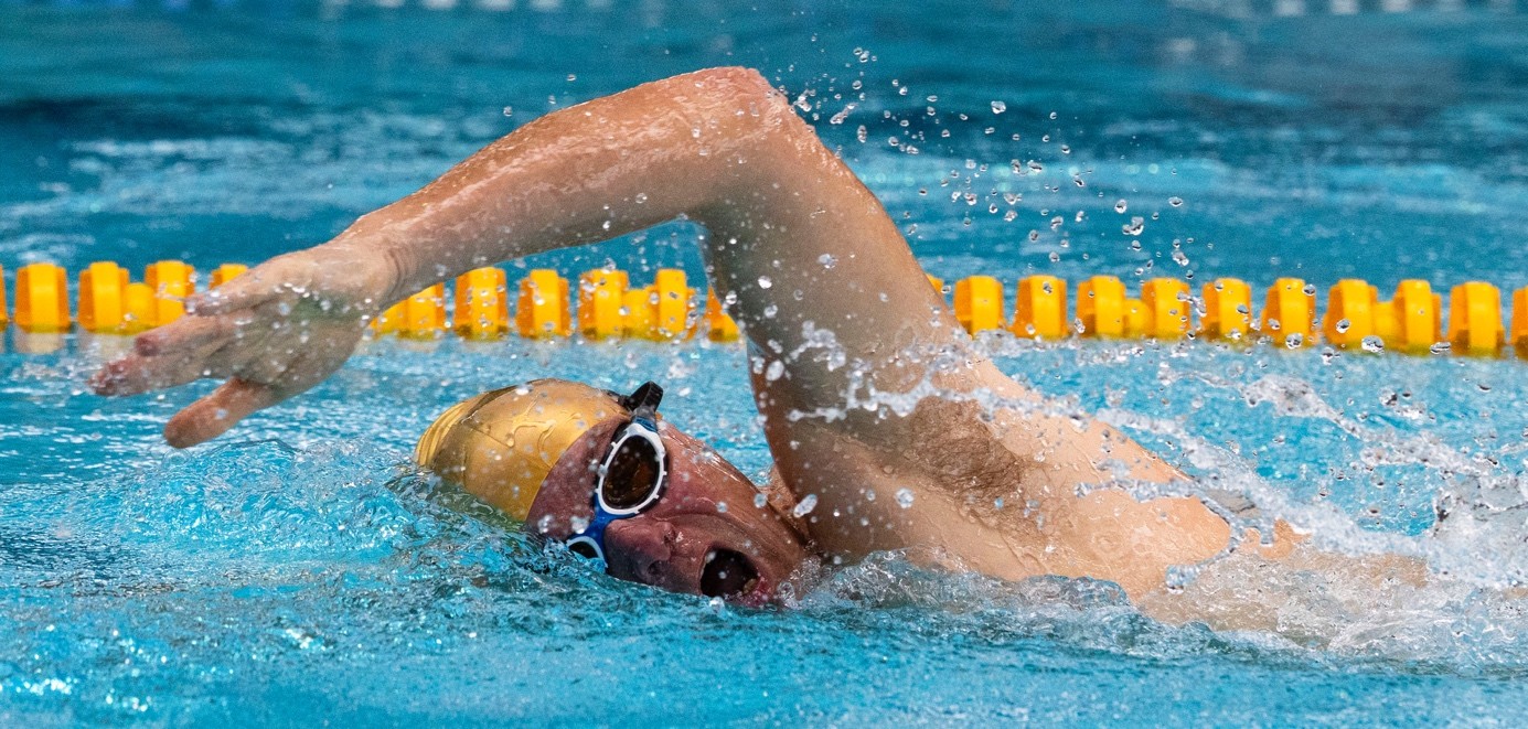 Uwe Seeberger schwimmt in einem Schwimmbecken